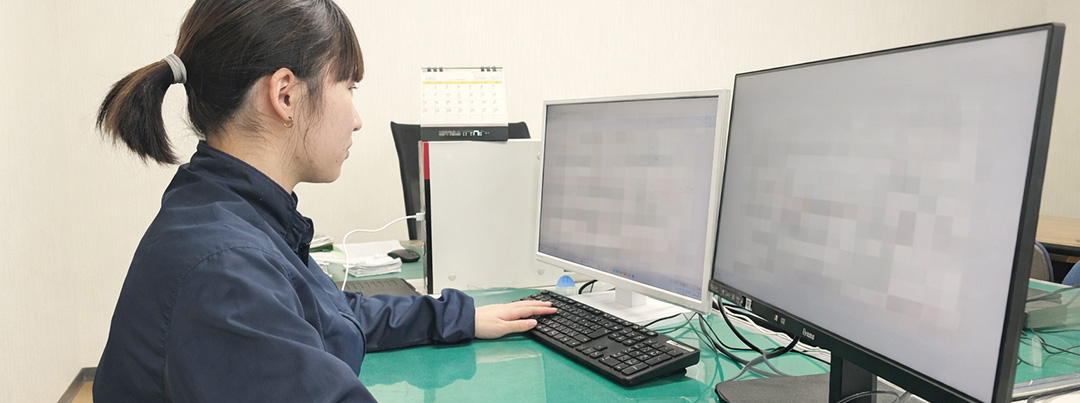 パソコンを操作するスタッフ