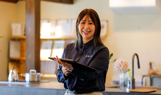 お客様と相談中のスタッフ